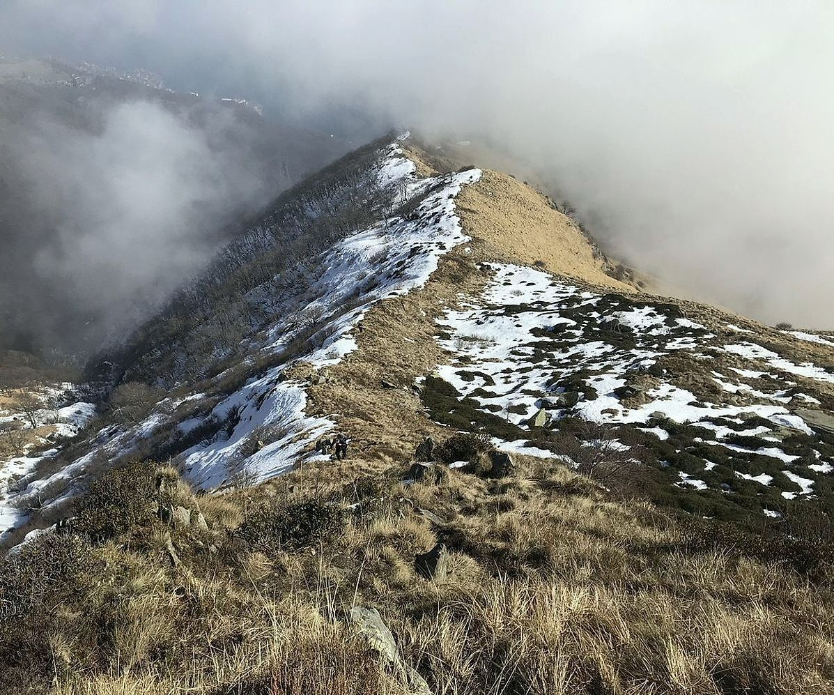 Dağ zirvesinden görülen geniş trekking rotası